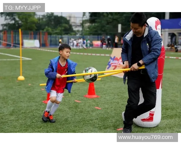 足球明星带孩子踢球传递亲子互动温情瞬间展现家庭与体育的完美结合